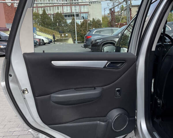 Сірий Мерседес Б-клас, об'ємом двигуна 2 л та пробігом 302 тис. км за 7500 $, фото 5 на Automoto.ua