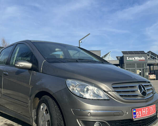 Серый Мерседес Б-класс, объемом двигателя 2 л и пробегом 235 тыс. км за 6200 $, фото 1 на Automoto.ua