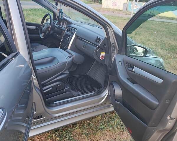 Сірий Мерседес Б-клас, об'ємом двигуна 2 л та пробігом 160 тис. км за 7300 $, фото 4 на Automoto.ua
