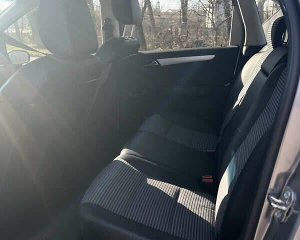 Серый Мерседес Б-класс, объемом двигателя 2 л и пробегом 235 тыс. км за 6200 $, фото 6 на Automoto.ua