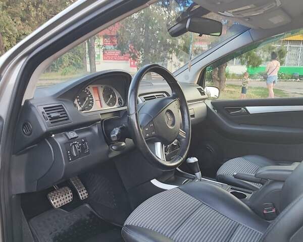 Сірий Мерседес Б-клас, об'ємом двигуна 2 л та пробігом 160 тис. км за 7300 $, фото 3 на Automoto.ua