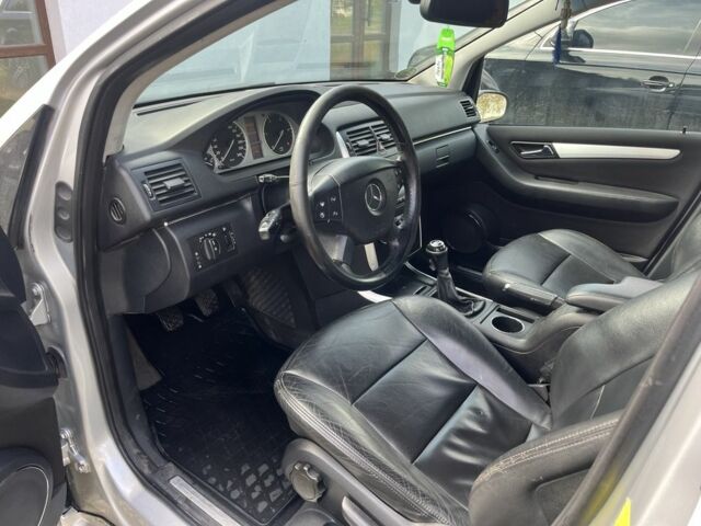 Серый Мерседес Б-класс, объемом двигателя 2 л и пробегом 280 тыс. км за 3800 $, фото 4 на Automoto.ua