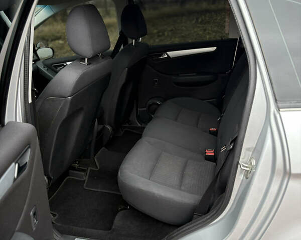 Серый Мерседес Б-класс, объемом двигателя 1.7 л и пробегом 272 тыс. км за 5700 $, фото 6 на Automoto.ua