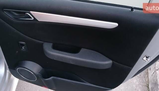 Серый Мерседес Б-класс, объемом двигателя 1.7 л и пробегом 201 тыс. км за 5000 $, фото 13 на Automoto.ua