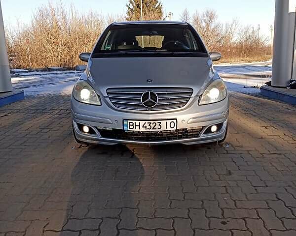 Серый Мерседес Б-класс, объемом двигателя 2 л и пробегом 245 тыс. км за 6700 $, фото 2 на Automoto.ua
