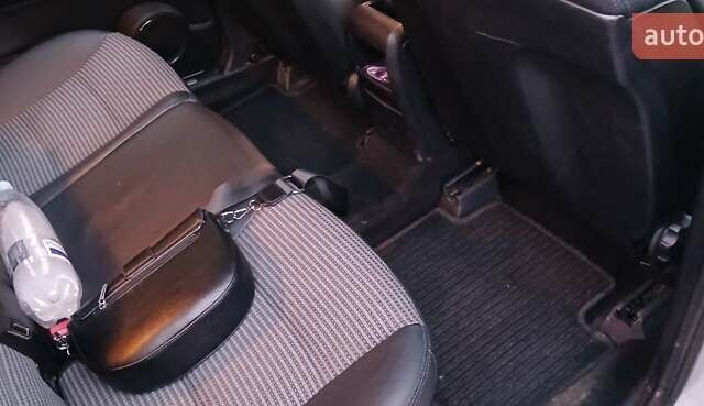 Серый Мерседес Б-класс, объемом двигателя 1.7 л и пробегом 201 тыс. км за 5000 $, фото 14 на Automoto.ua