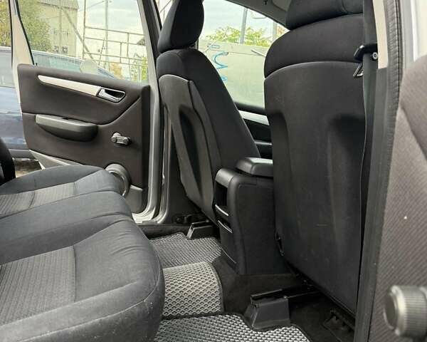 Серый Мерседес Б-класс, объемом двигателя 1.99 л и пробегом 247 тыс. км за 6500 $, фото 6 на Automoto.ua