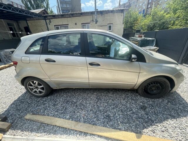 Серый Мерседес Б-класс, объемом двигателя 2 л и пробегом 288 тыс. км за 1500 $, фото 3 на Automoto.ua