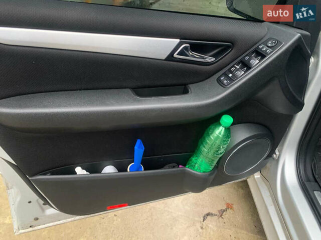 Серый Мерседес Б-класс, объемом двигателя 2 л и пробегом 306 тыс. км за 6200 $, фото 5 на Automoto.ua