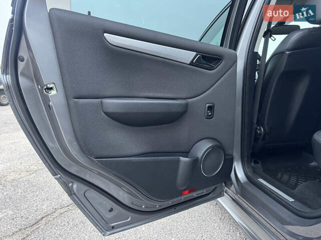 Сірий Мерседес Б-клас, об'ємом двигуна 1.7 л та пробігом 205 тис. км за 9100 $, фото 47 на Automoto.ua