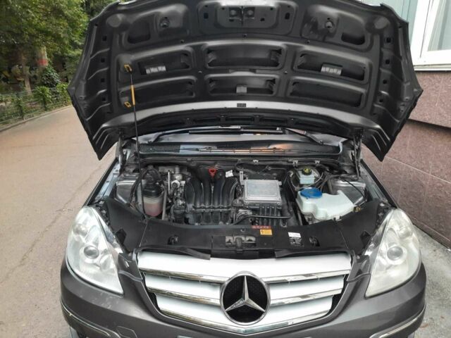 Сірий Мерседес Б-клас, об'ємом двигуна 2 л та пробігом 256 тис. км за 6100 $, фото 1 на Automoto.ua