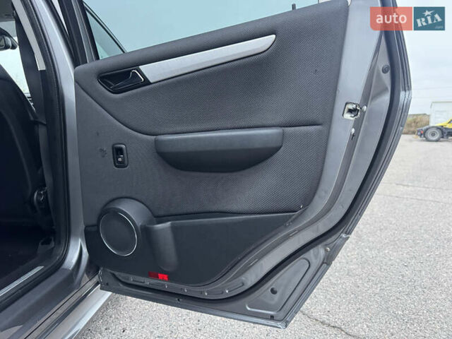 Сірий Мерседес Б-клас, об'ємом двигуна 1.7 л та пробігом 205 тис. км за 9100 $, фото 54 на Automoto.ua