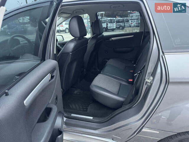 Сірий Мерседес Б-клас, об'ємом двигуна 1.7 л та пробігом 205 тис. км за 9100 $, фото 43 на Automoto.ua