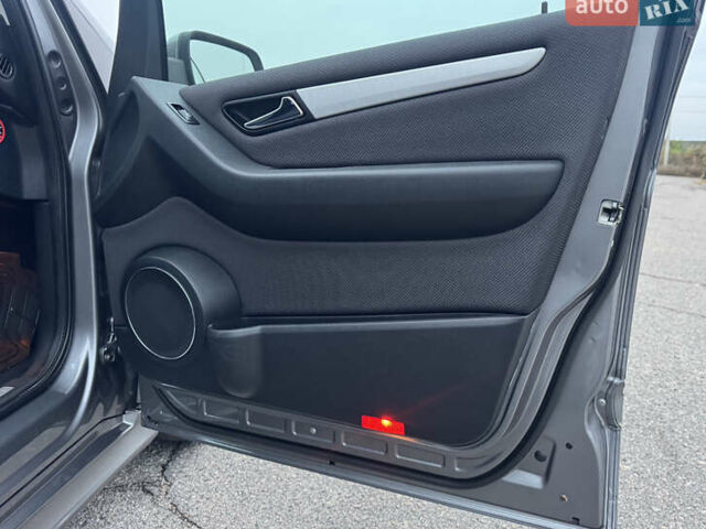 Сірий Мерседес Б-клас, об'ємом двигуна 1.7 л та пробігом 205 тис. км за 9100 $, фото 60 на Automoto.ua