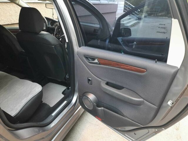 Сірий Мерседес Б-клас, об'ємом двигуна 2 л та пробігом 256 тис. км за 6100 $, фото 4 на Automoto.ua