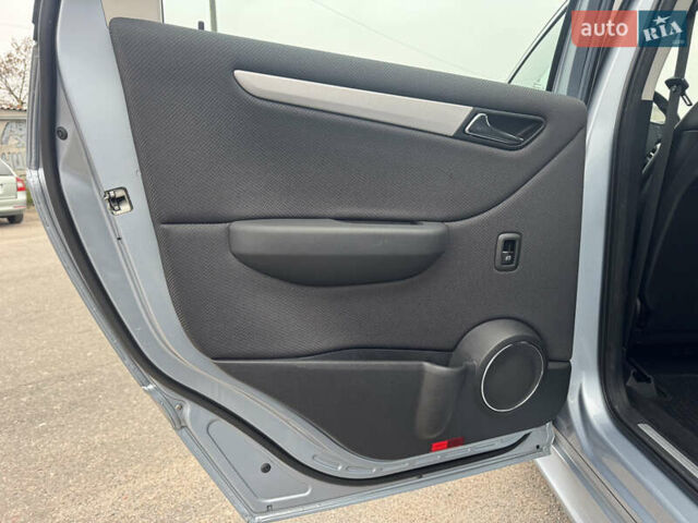 Серый Мерседес Б-класс, объемом двигателя 1.7 л и пробегом 119 тыс. км за 8900 $, фото 46 на Automoto.ua