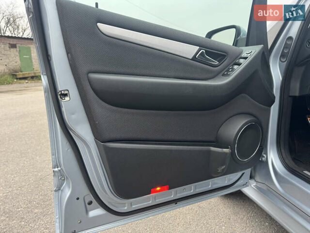 Серый Мерседес Б-класс, объемом двигателя 1.7 л и пробегом 119 тыс. км за 8900 $, фото 40 на Automoto.ua