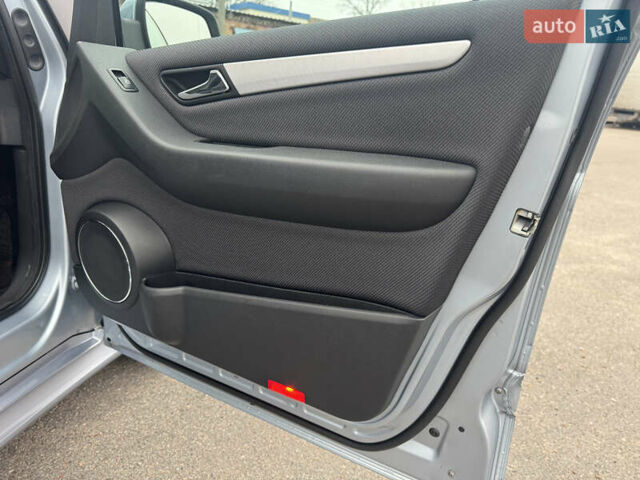 Серый Мерседес Б-класс, объемом двигателя 1.7 л и пробегом 119 тыс. км за 8900 $, фото 63 на Automoto.ua