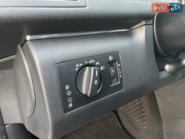 Сірий Мерседес Б-клас, об'ємом двигуна 1.7 л та пробігом 195 тис. км за 8300 $, фото 16 на Automoto.ua