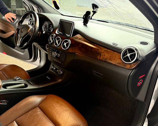 Мерседес Б-клас 2012 у Володарке на Automoto.ua Сірий Мерседес Б-клас, об'ємом двигуна 1.8 л та пробігом 298 тис. км за 14700 $, фото 6 на Automoto.ua