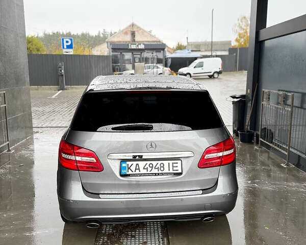 Мерседес Б-клас 2012 у Володарке на Automoto.ua Сірий Мерседес Б-клас, об'ємом двигуна 1.8 л та пробігом 298 тис. км за 14700 $, фото 1 на Automoto.ua