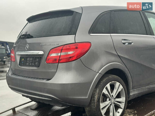 Сірий Мерседес Б-клас, об'ємом двигуна 0 л та пробігом 144 тис. км за 8500 $, фото 3 на Automoto.ua