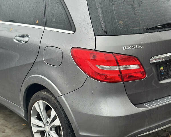 Сірий Мерседес Б-клас, об'ємом двигуна 0 л та пробігом 144 тис. км за 8500 $, фото 2 на Automoto.ua