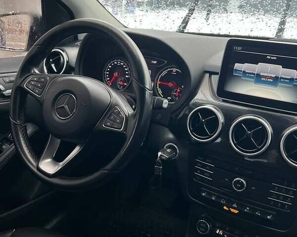 Сірий Мерседес Б-клас, об'ємом двигуна 0 л та пробігом 106 тис. км за 10000 $, фото 8 на Automoto.ua