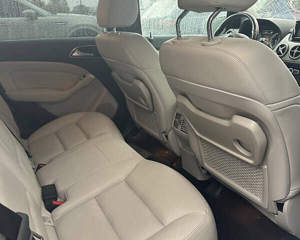 Сірий Мерседес Б-клас, об'ємом двигуна 0 л та пробігом 144 тис. км за 8500 $, фото 7 на Automoto.ua