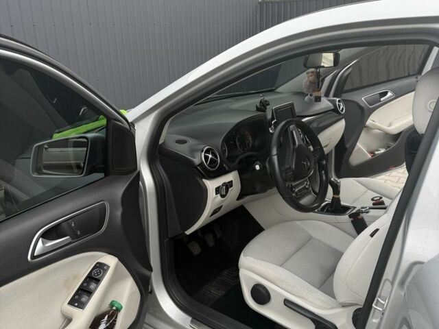 Серый Мерседес Б-класс, объемом двигателя 1.5 л и пробегом 156 тыс. км за 12500 $, фото 4 на Automoto.ua