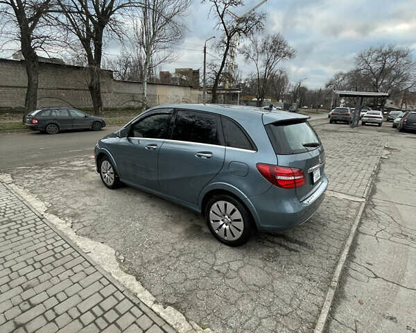 Серый Мерседес Б-класс, объемом двигателя 0 л и пробегом 164 тыс. км за 8500 $, фото 2 на Automoto.ua