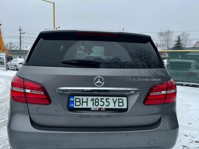 Сірий Мерседес Б-клас, об'ємом двигуна 0 л та пробігом 106 тис. км за 10000 $, фото 5 на Automoto.ua