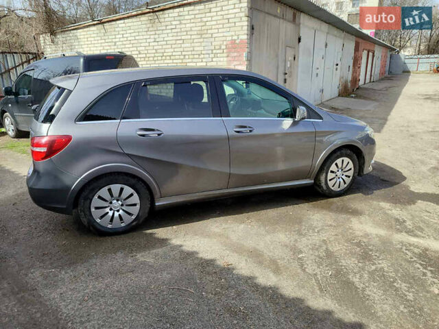 Сірий Мерседес Б-клас, об'ємом двигуна 0 л та пробігом 132 тис. км за 12500 $, фото 4 на Automoto.ua
