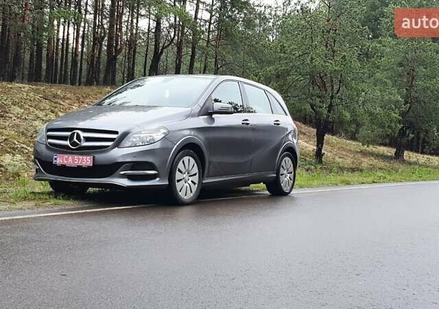 Серый Мерседес Б-класс, объемом двигателя 0 л и пробегом 130 тыс. км за 9000 $, фото 2 на Automoto.ua