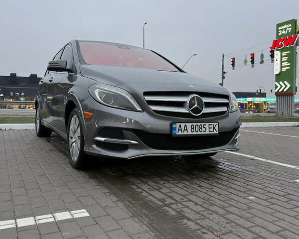 Серый Мерседес Б-класс, объемом двигателя 0 л и пробегом 140 тыс. км за 8500 $, фото 2 на Automoto.ua