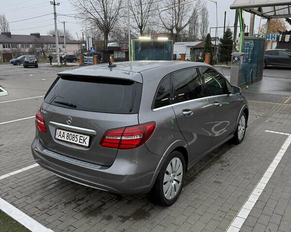 Серый Мерседес Б-класс, объемом двигателя 0 л и пробегом 140 тыс. км за 8500 $, фото 6 на Automoto.ua