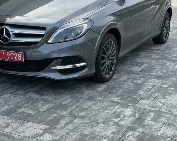 Сірий Мерседес Б-клас, об'ємом двигуна 0 л та пробігом 115 тис. км за 9450 $, фото 3 на Automoto.ua