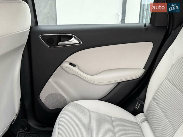 Сірий Мерседес Б-клас, об'ємом двигуна 0 л та пробігом 115 тис. км за 9450 $, фото 12 на Automoto.ua