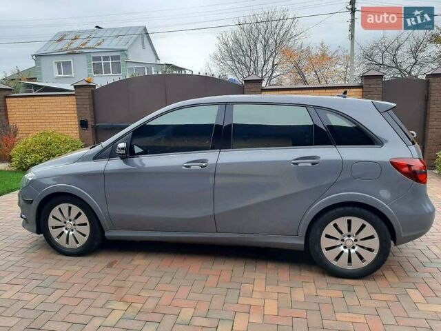 Серый Мерседес Б-класс, объемом двигателя 0 л и пробегом 181 тыс. км за 8500 $, фото 3 на Automoto.ua