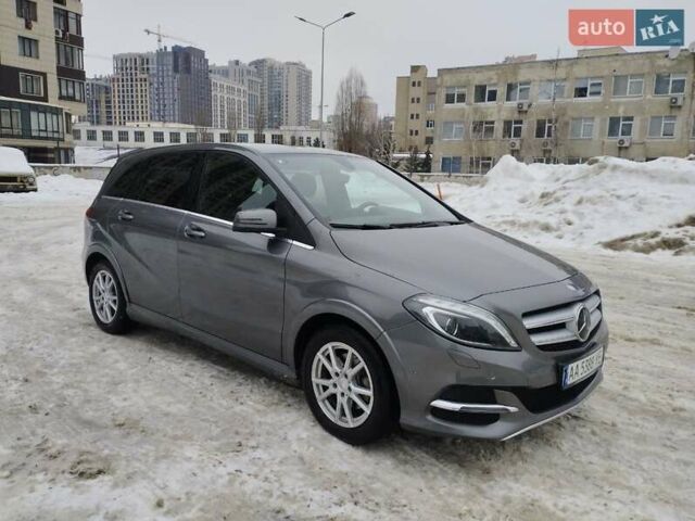 Сірий Мерседес Б-клас, об'ємом двигуна 0 л та пробігом 106 тис. км за 8900 $, фото 1 на Automoto.ua