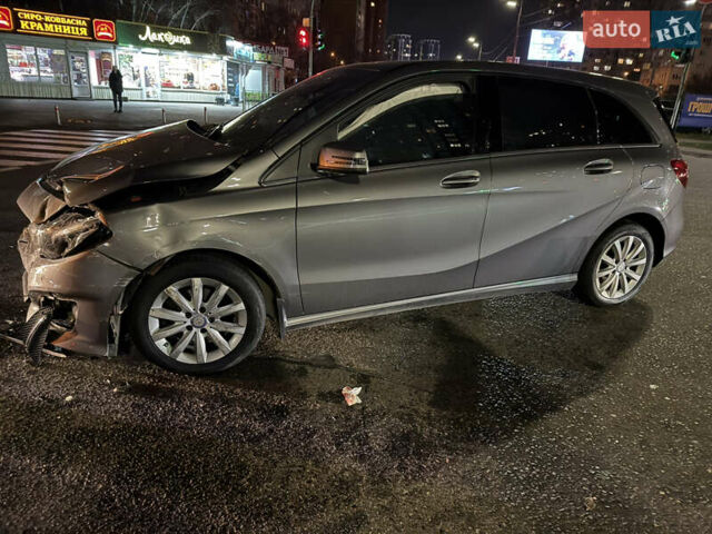 Серый Мерседес Б-класс, объемом двигателя 2.14 л и пробегом 106 тыс. км за 6000 $, фото 2 на Automoto.ua