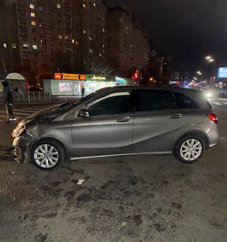 Серый Мерседес Б-класс, объемом двигателя 2.14 л и пробегом 106 тыс. км за 6000 $, фото 8 на Automoto.ua