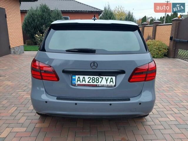Серый Мерседес Б-класс, объемом двигателя 0 л и пробегом 181 тыс. км за 8500 $, фото 1 на Automoto.ua