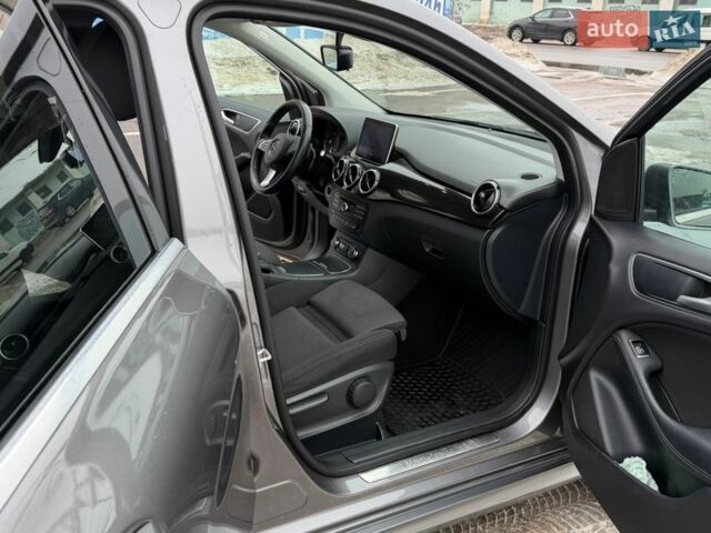 Сірий Мерседес Б-клас, об'ємом двигуна 0 л та пробігом 140 тис. км за 9500 $, фото 44 на Automoto.ua