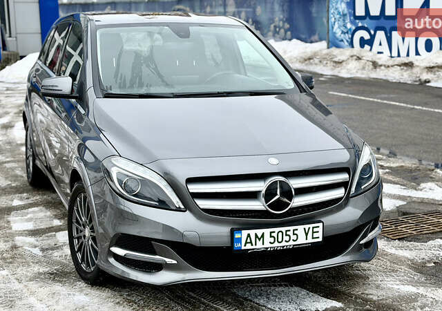 Сірий Мерседес Б-клас, об'ємом двигуна 0 л та пробігом 139 тис. км за 9000 $, фото 2 на Automoto.ua