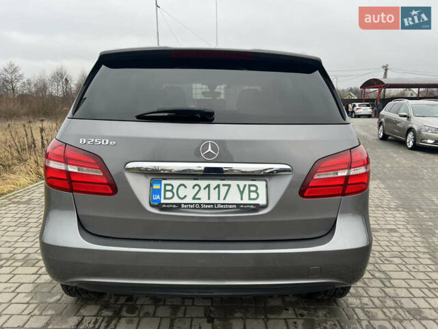 Сірий Мерседес Б-клас, об'ємом двигуна 0 л та пробігом 139 тис. км за 10400 $, фото 5 на Automoto.ua