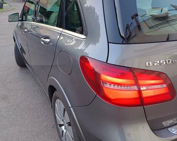 Сірий Мерседес Б-клас, об'ємом двигуна 0 л та пробігом 56 тис. км за 15200 $, фото 4 на Automoto.ua