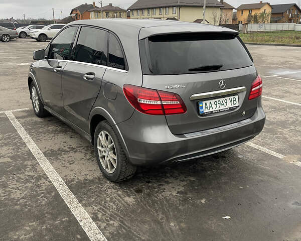 Сірий Мерседес Б-клас, об'ємом двигуна 0 л та пробігом 142 тис. км за 11800 $, фото 5 на Automoto.ua