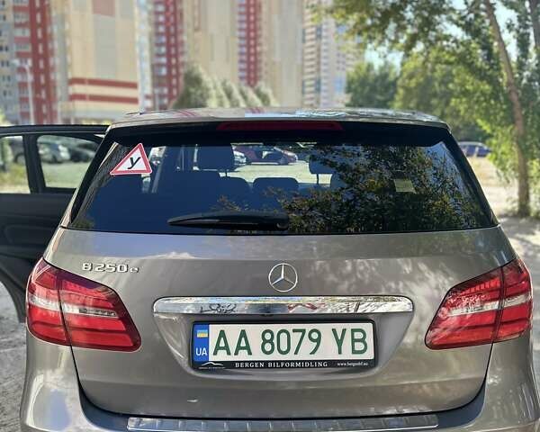 Сірий Мерседес Б-клас, об'ємом двигуна 0 л та пробігом 76 тис. км за 14000 $, фото 12 на Automoto.ua
