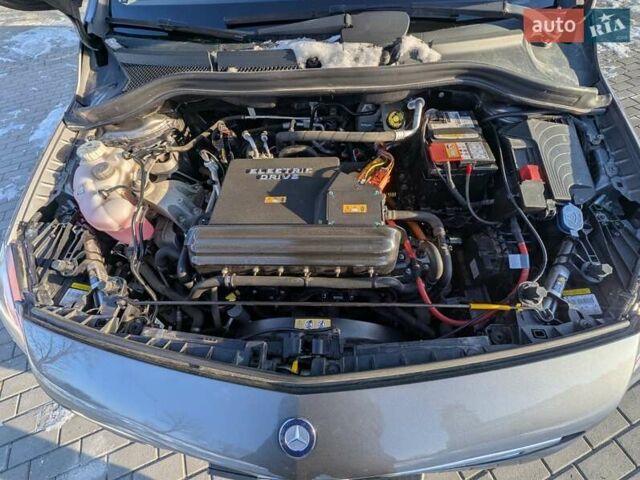 Сірий Мерседес Б-клас, об'ємом двигуна 0 л та пробігом 142 тис. км за 8999 $, фото 43 на Automoto.ua